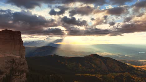 Vista-épica-De-Algunas-Montañas-Y-Valles-Llenos-De-Rayos-De-Luz-Y-Follaje-De-Otoño-En-Colorado