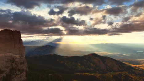 vista épica de algunas montañas y valles llenos de rayos de luz y pico de follaje de otoño en colorado