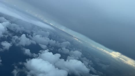 Einzigartige-Aussicht-Aus-Einer-Flugzeugkabine,-Die-Während-Einer-Linkskurve-Mit-Regenschauern-Durch-Eine-Stürmische-Wolke-Fliegt