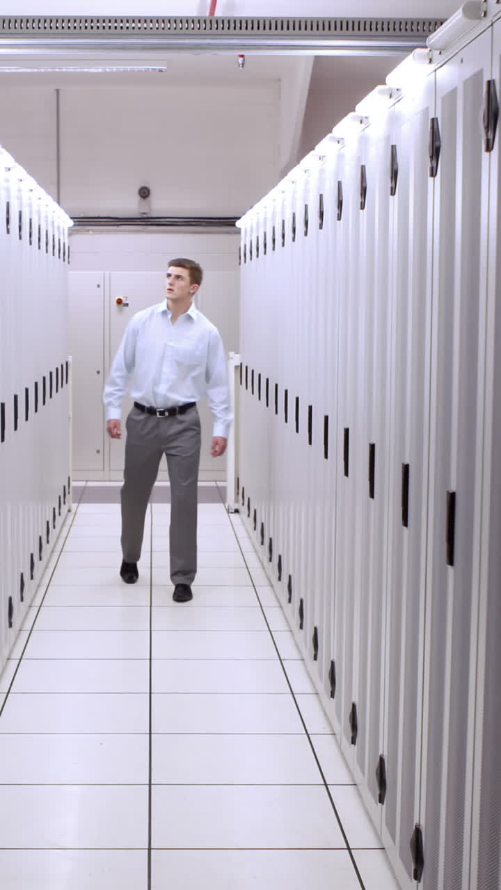 técnico caminando en el pasillo del servidor