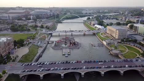 Drohnenaufnahmen-Aus-Der-Luft-Vom-Fluss-Des-Moines,-Brücken-Und-Einer-Baustelle-In-Der-Nähe-Der-Innenstadt-Von-Des-Moines,-Iowa