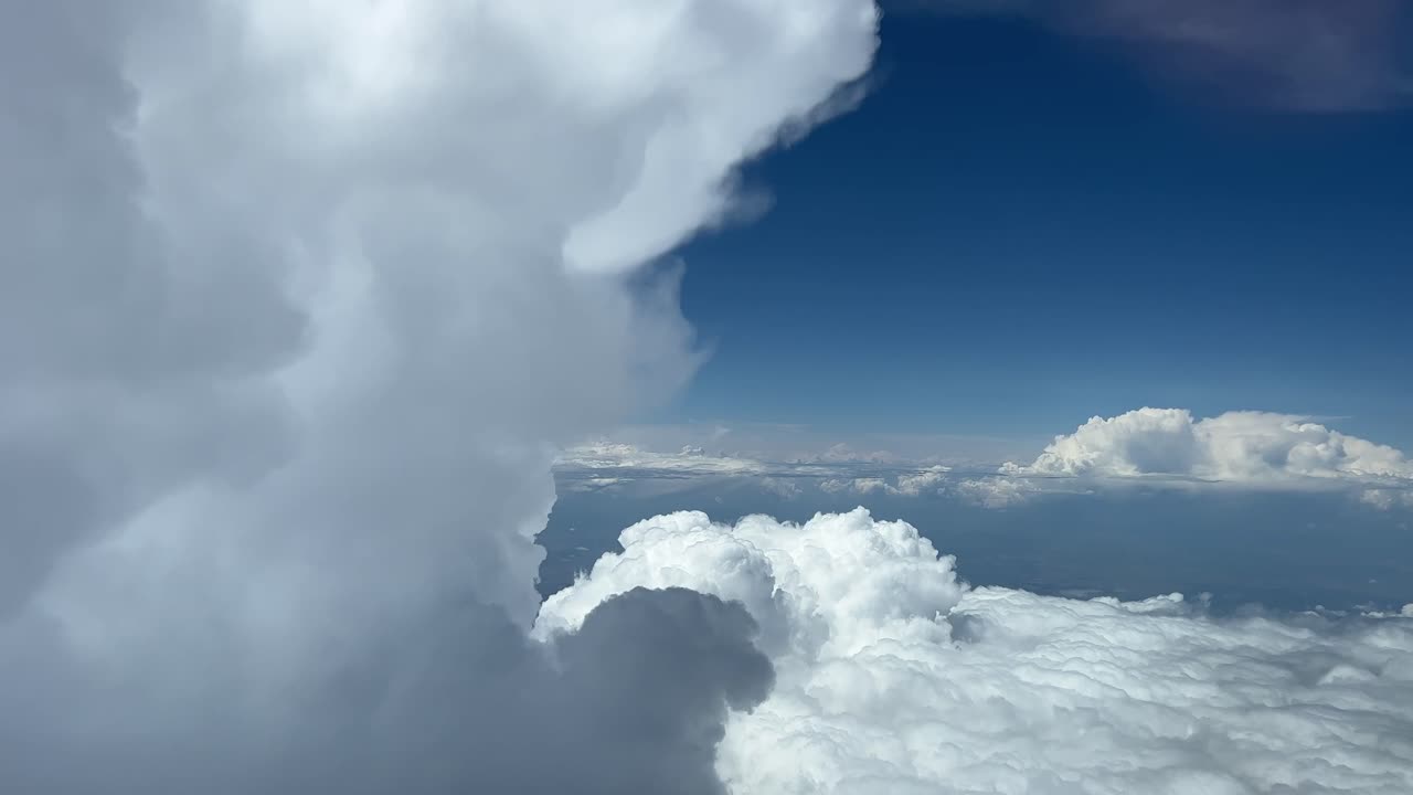 깊은 파란 하늘과 함께 은 빛의 날 12000m 높이의 위협적인 폭풍 cumulonimbus 구름 에서 비행하는 동안 제트 조종석에서 경이로운 전망