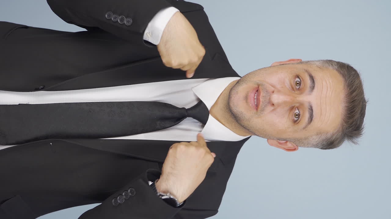 video vertical de un hombre de negocios dando un discurso motivacional ante la cámara.