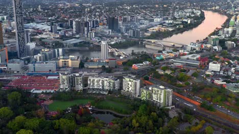 vista panorámica aérea del parque de la calle roma y la estación de tren en el distrito central de negocios de brisbane, queensland, australia
