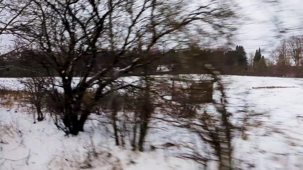Splendido filmato POV in treno 4K60 in un paesaggio innevato in Danimarca
