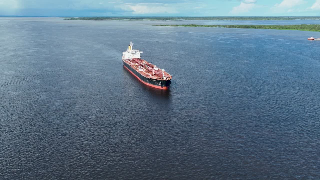 paisaje aéreo de un barco de carga en el río amazonas. manaus, brasil.
