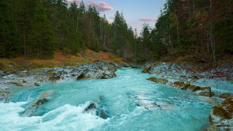 Río-De-Montaña-Rissach-En-Los-Alpes-Austriacos,-Con-Un-Cielo-Vibrante