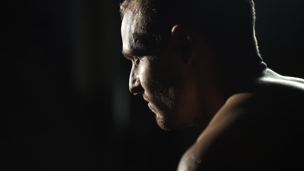 hombre enojado respirando después de una pelea, sudando, venas, músculos apretados