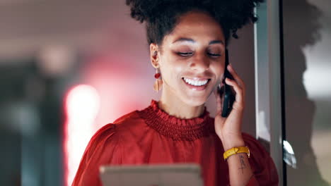 Mujer-Negra,-Llamada-Telefónica-Y-Tableta-Por-La-Noche