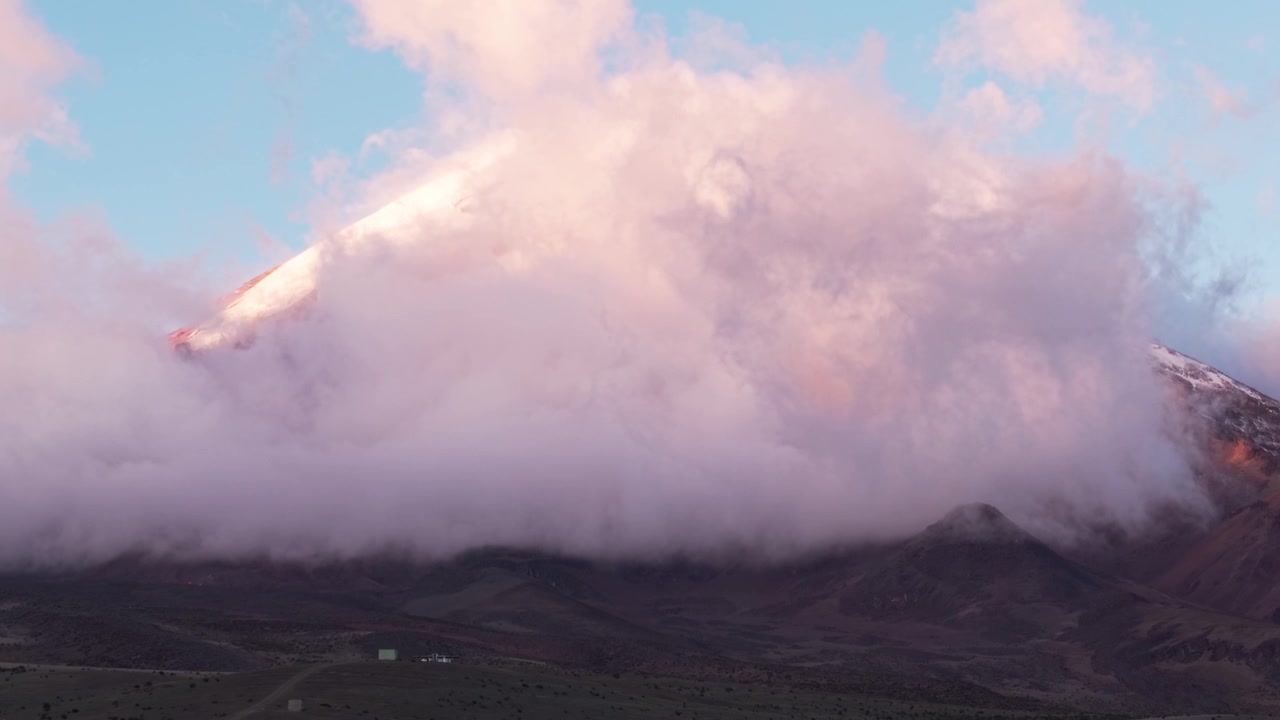 Timelapse delle nuvole che coprono la cima del vulcano Chimborazo nelle Ande in Ecuador