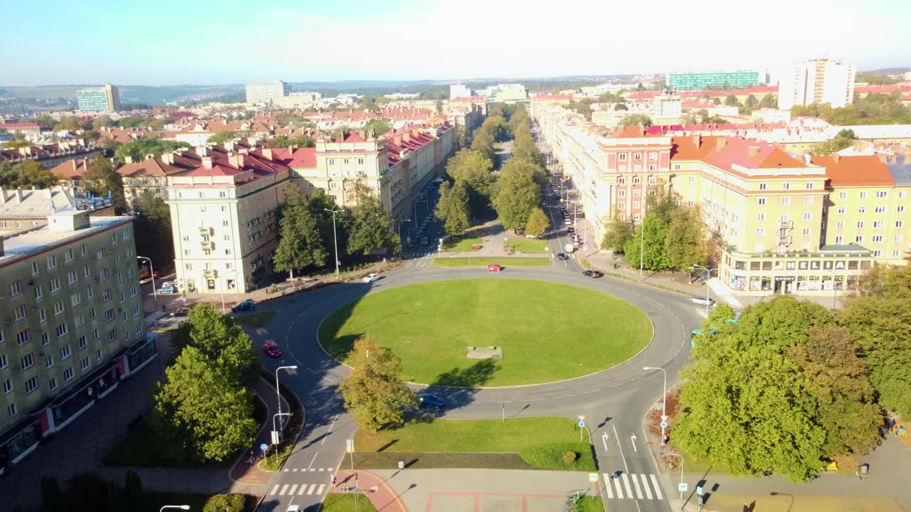 ciudad de ostrava, poruba, república checa - diseño arquitectónico con estilo de realismo socialista en el entorno urbano - toma estática