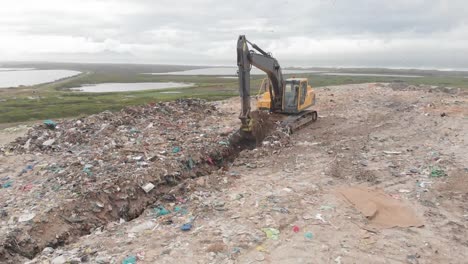 Digger-Limpiando-Basura-Amontonada-En-Un-Vertedero-Lleno-De-Basura