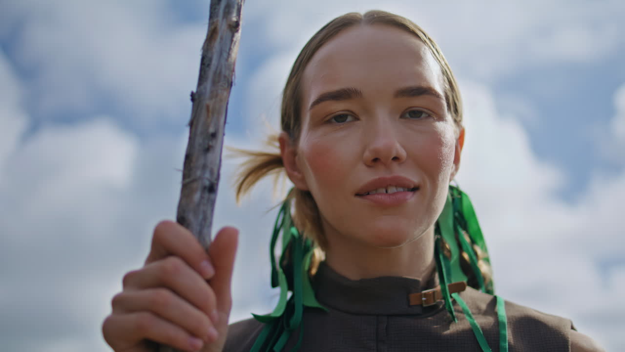 расслабленная девушка согревает солнце в облачном небе вблизи. улыбающаяся модель позирует