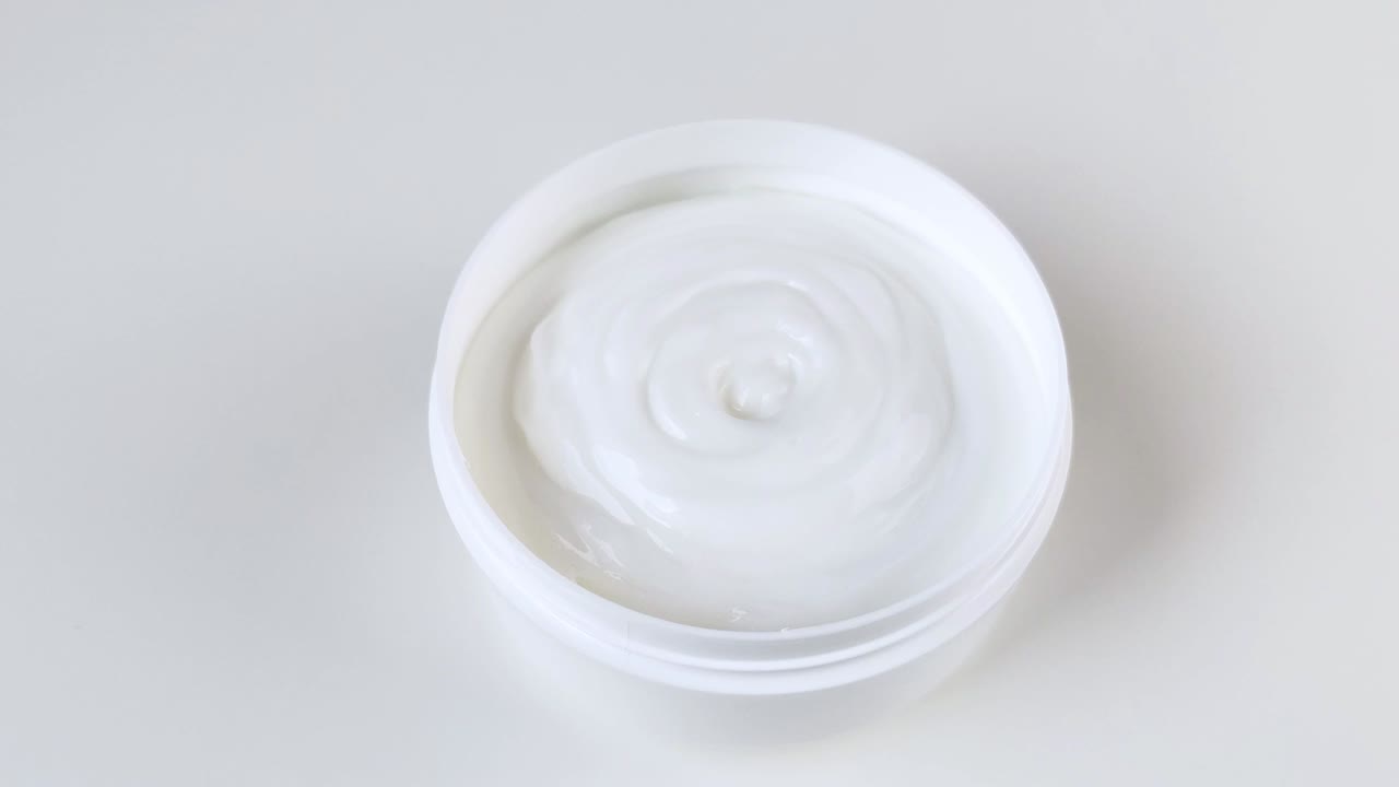 손가락은 항아리에서 크림을 가져