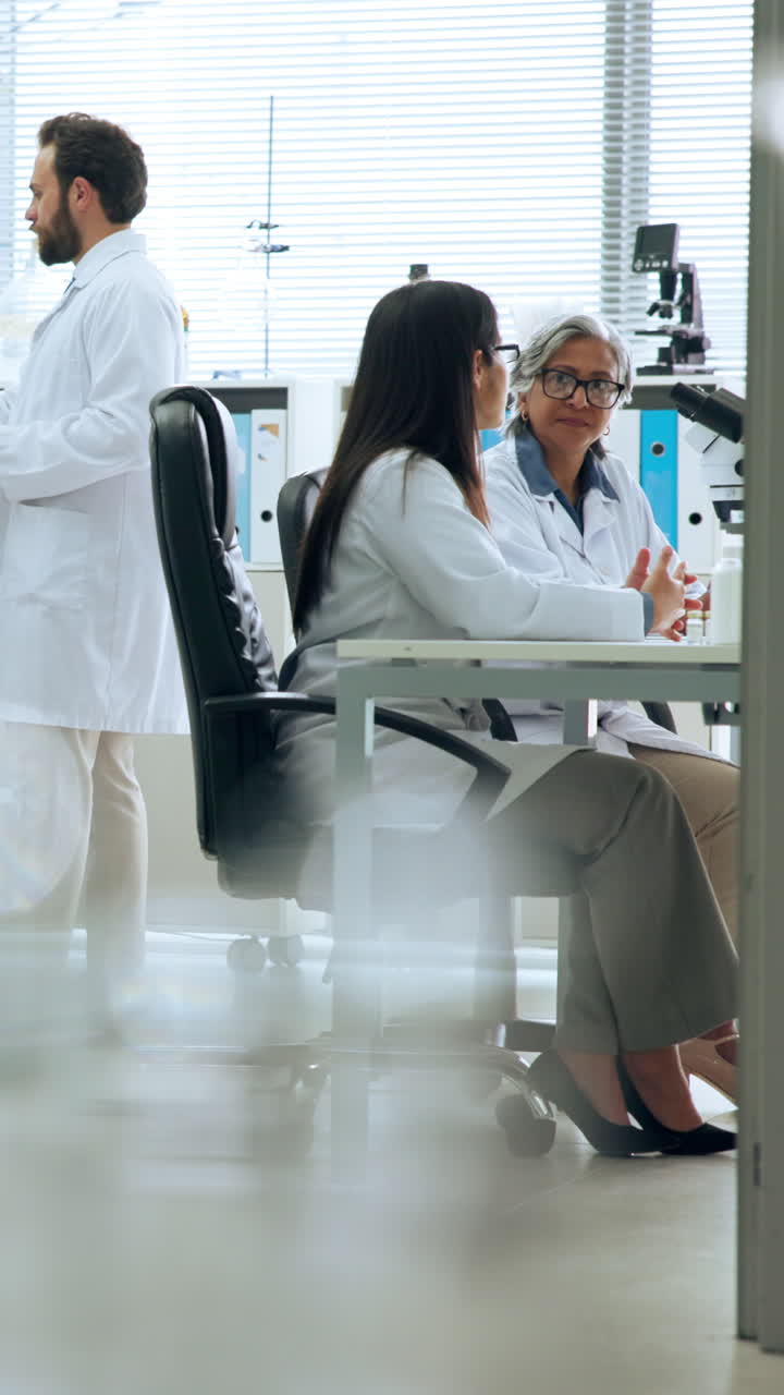 Cientistas de Jaleco Discutindo Pesquisas em um Laboratório Moderno