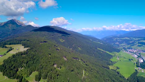 Vista-Panorámica-Del-Hermoso-Paisaje-De-Los-Alpes