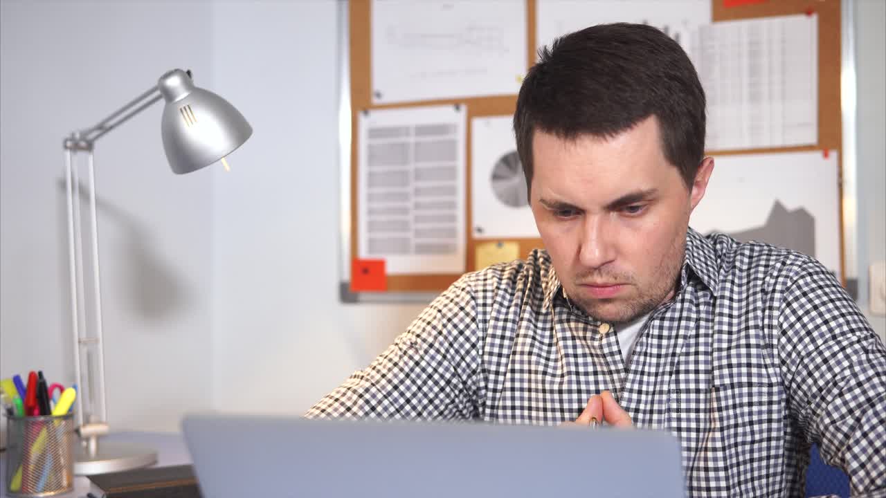 Hombre que trabaja en la computadora portátil en la oficina