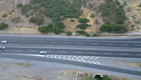 circulación de vehículos en la carretera chilena