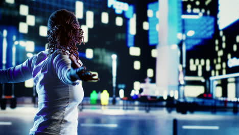 persona alegre bailando por la ciudad