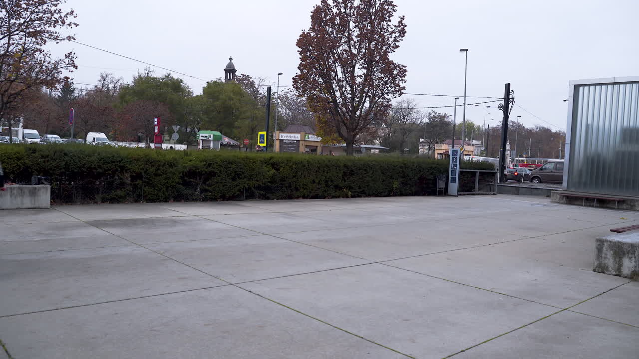 스케이트 파크에서 bmx 자전거를 타는 남자, 사이클론 묘기를 부리다