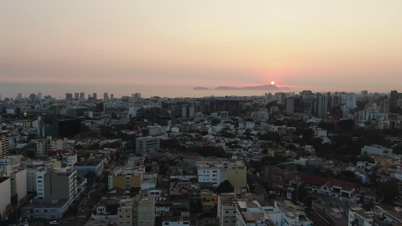 Vista aerea in 4K a volo d'uccello sopra i grattacieli della metropoli di Lima in Perù al crepuscolo