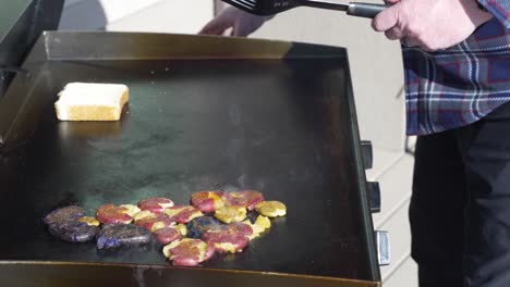 asar tostadas texanas en la plancha superior plana para un sándwich de desayuno con puré de papas