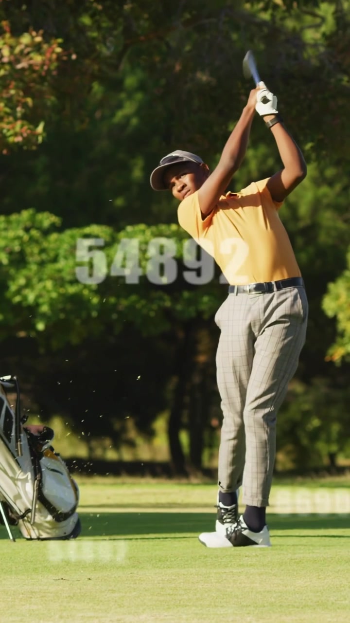 Video verticale: Golfista uomo che inizia lo swing, colpisce la palla con statistiche fluttuanti sullo sfondo, mirando alla buca.