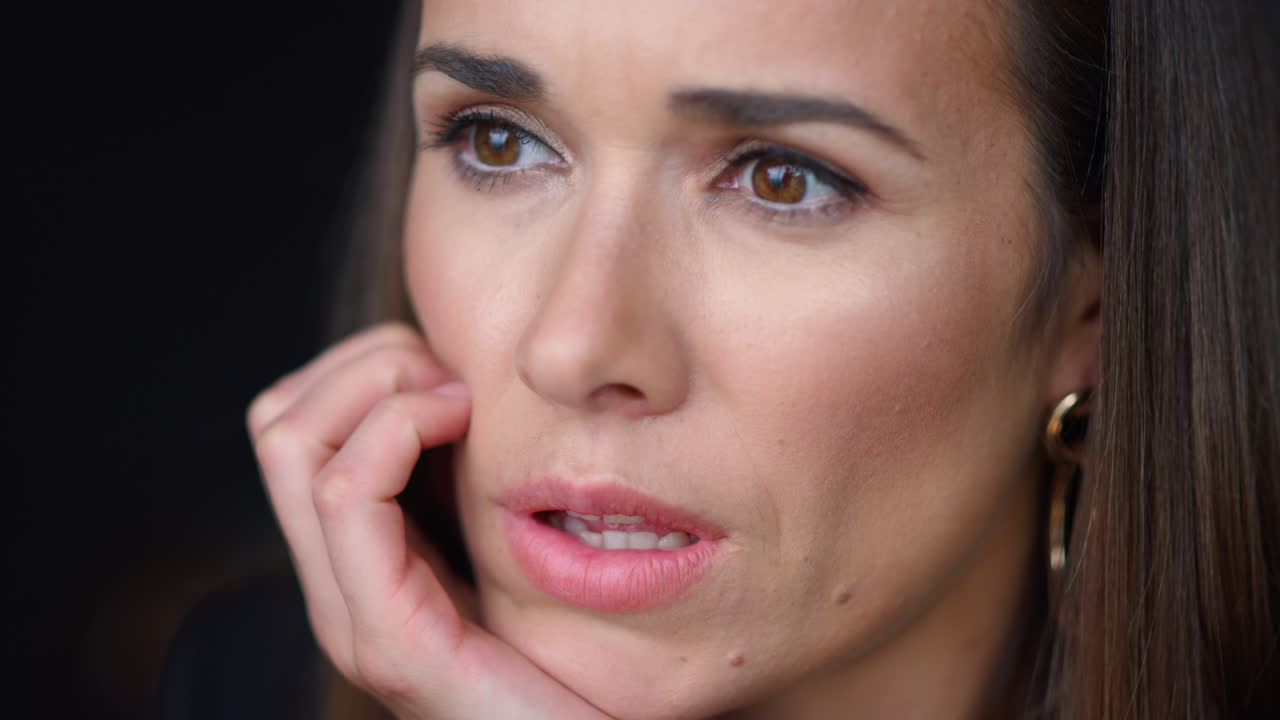 cara de mujer de negocios pensativa