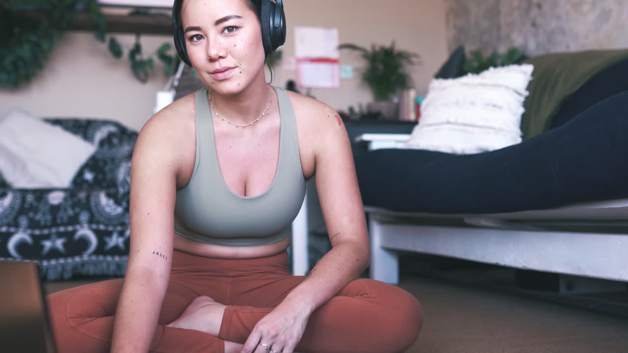 운동 의류 를 입고 있는 여자