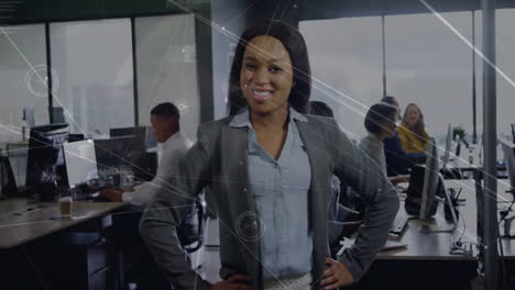 animación de red y procesamiento de datos sobre feliz mujer de negocios afroamericana en la oficina