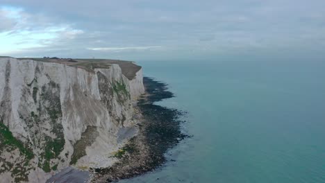 Aerial-drone-shot-along-the-white-cliffs-of-dover-on-a-cloudy-day