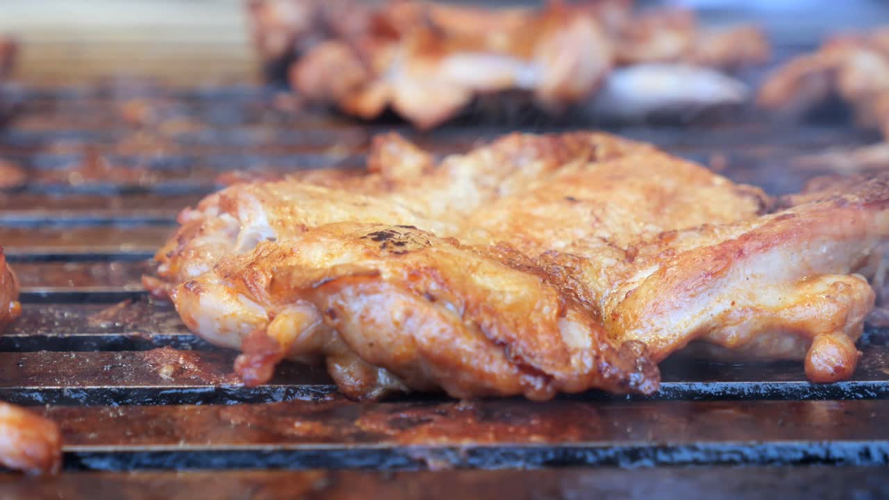 Primo piano di delizioso pollo che griglia su un barbecue caldo
