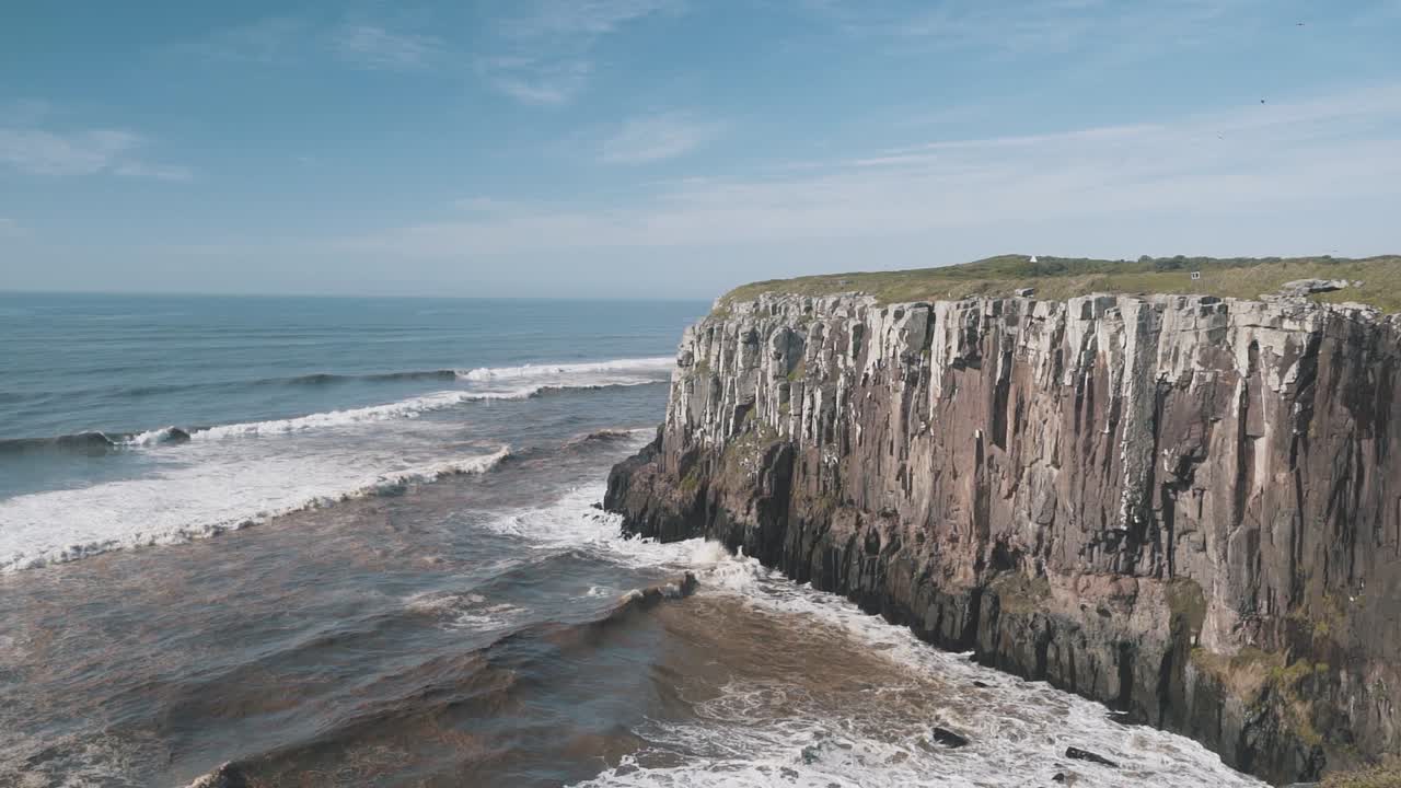 olas rompiendo en altos acantilados en el océano atlántico en cámara lenta