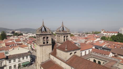 Kreisförmige-Luftansicht-Des-Historischen-Zentrums-Von-Braga-Mit-Fokus-Auf-Den-Glockentürmen-Und-Dächern-Der-Kathedrale