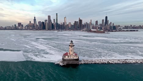 Vista-Aérea-Lejos-Del-Faro-Del-Puerto-De-Chicago-Con-Niebla-Helada-En-El-Lago-Michigan