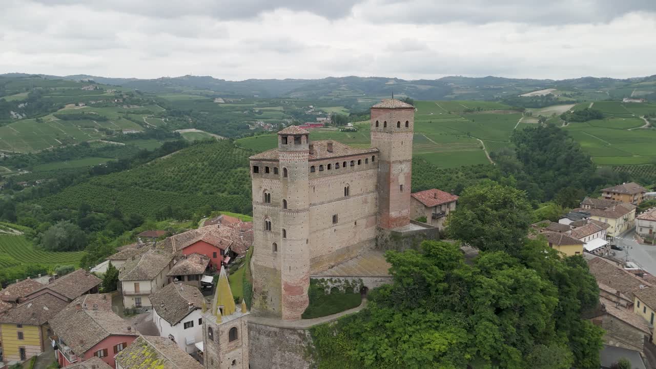 serralunga d'alba, región de langhe, cuneo, piamonte, italia. vista aérea de 4k de la ciudad y los viñedos. langhe-roero y monferrato. dando vueltas a la izquierda alrededor del castillo.