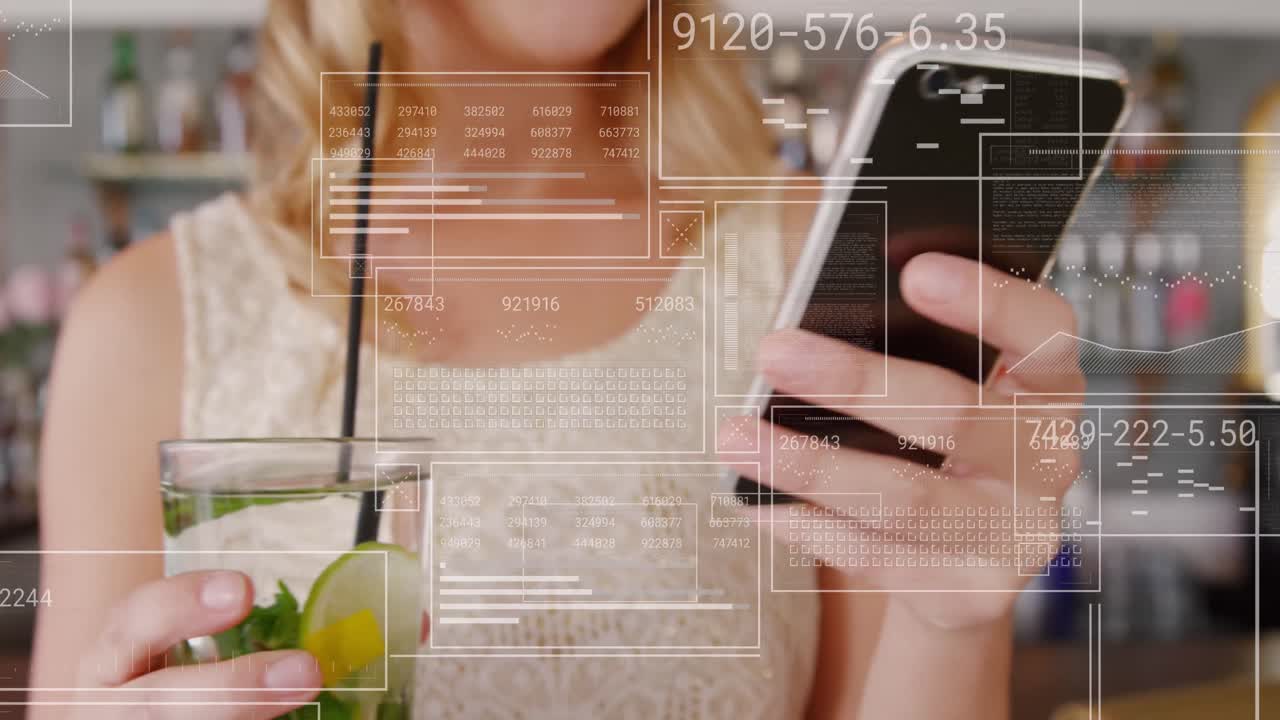 animación de procesamiento de datos sobre la sección media de una mujer caucásica usando un teléfono inteligente en un bar.
