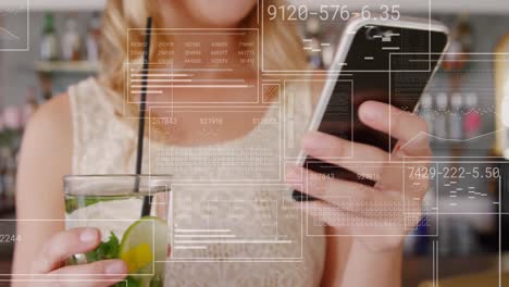 Animación-Del-Procesamiento-De-Datos-Sobre-La-Sección-Media-De-Una-Mujer-Caucásica-Usando-Un-Teléfono-Inteligente-En-Un-Bar
