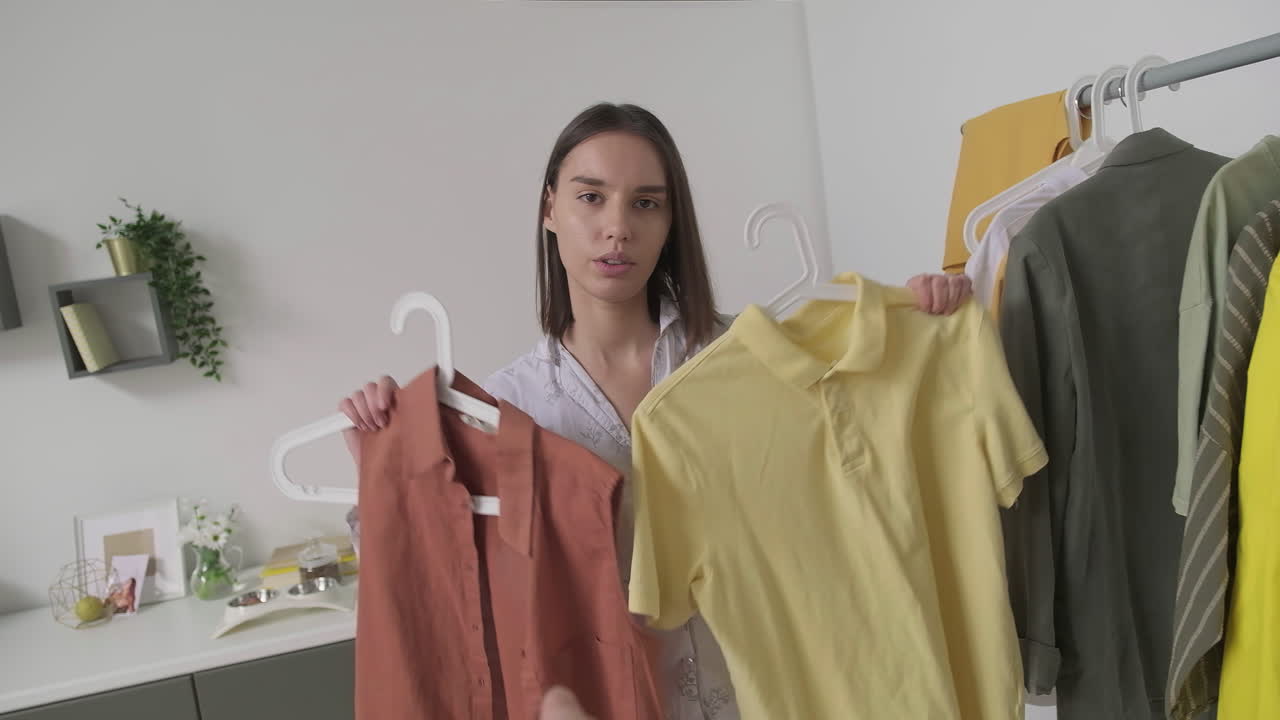 mujer eligiendo ropa del armario