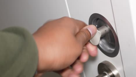 persona que abre una puerta