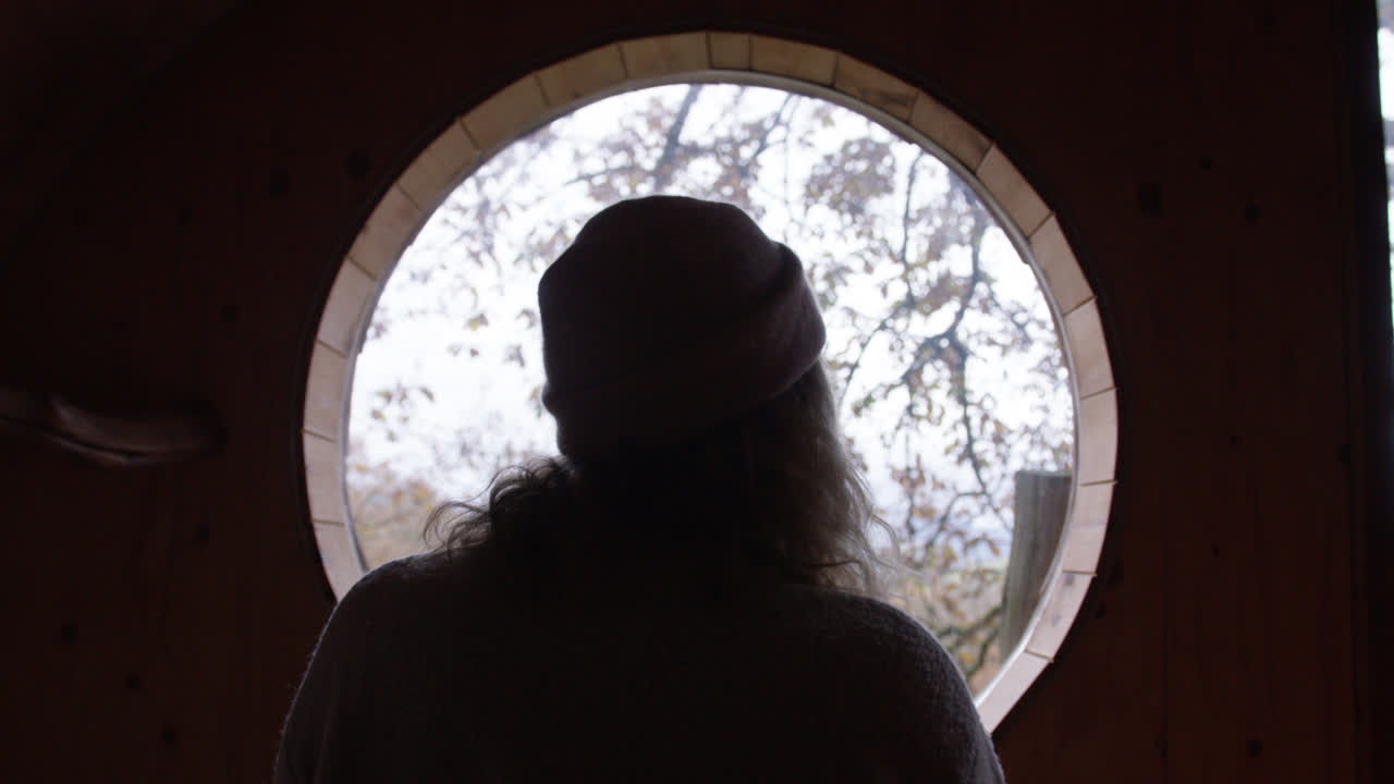 숲속의 트리하우스 캐빈의 아늑하고 세련된 인테리어