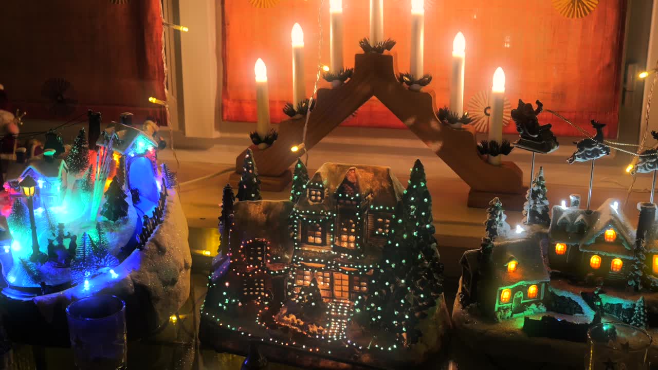 화려한 조명과 함께 볼 수 있는 무대 애니메트로닉스의 크리스마스 인테리어 장식 미니어처 장면을 통해 높은 각도로 촬영