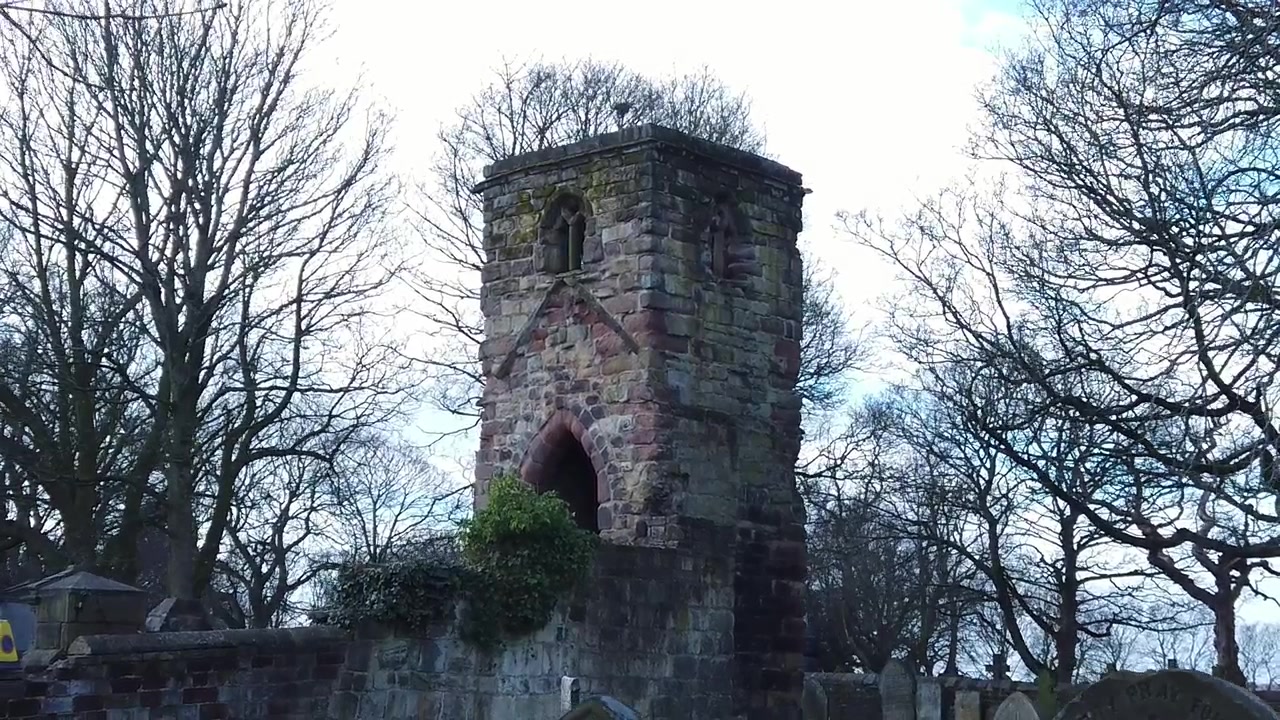 Historisk Windleshaw Chantry tårneksteriør i sten i slowmotion omkring ruiner med blå himmel over skovområder