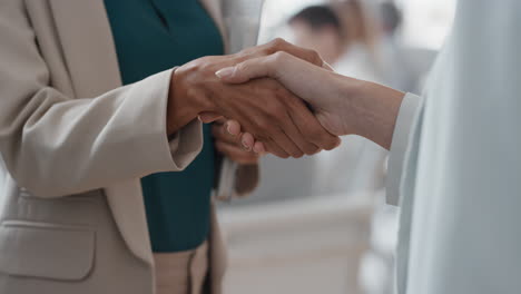 gente de negocios estrechándose la mano acuerdo de asociación corporativa bienvenida oportunidad de cooperación en la oficina