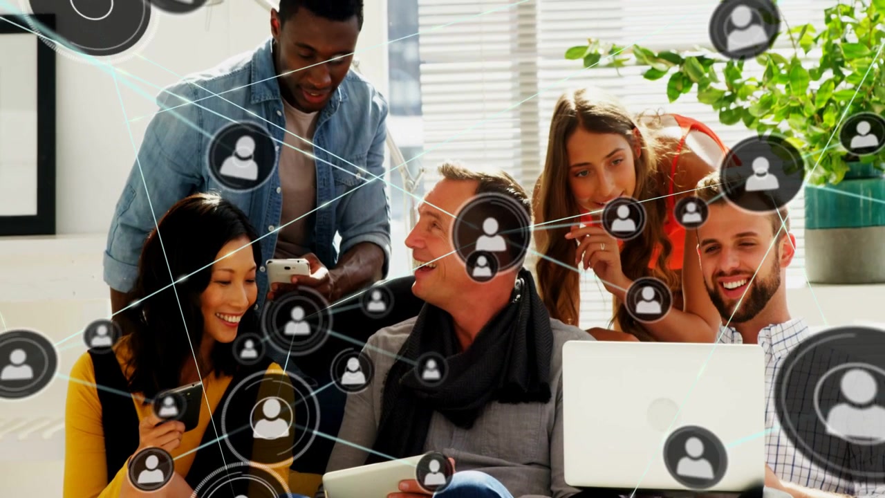 Un team di cinque persone interagisce con tablet e telefoni, avviando un'interfaccia sovrapposta che si espande sul gruppo per progetti tecnologici.