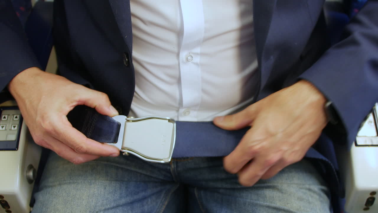 승객 비행기 비행기 좌석 에 안전 벨트 를  ⁇ 고  ⁇ 는 사람