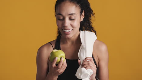 una mujer afroamericana feliz sobre un fondo amarillo.