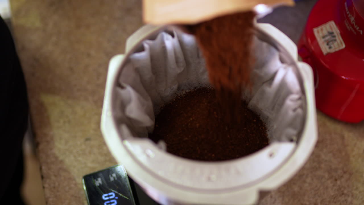 camarera haciendo café.