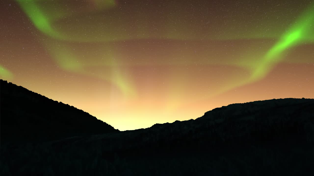 picos de montañas oscuras con aurora en el cielo