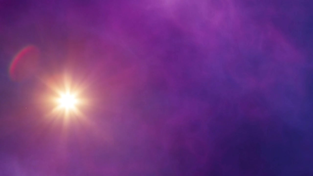 del viaje del sol a través del cielo púrpura y las nubes